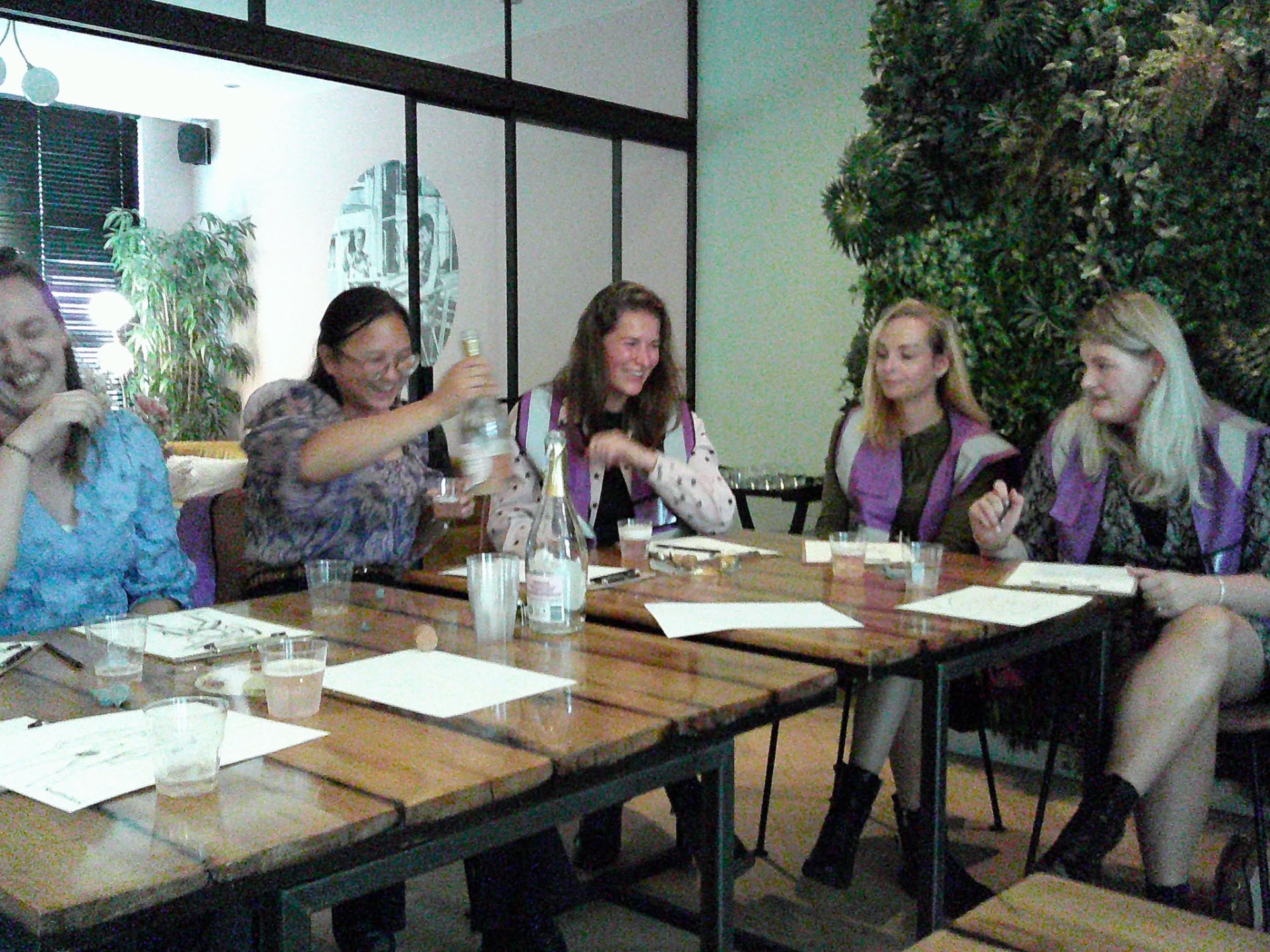 Groep vrouwen geniet van een drankje tijdens de teken workshop in Den Bosch