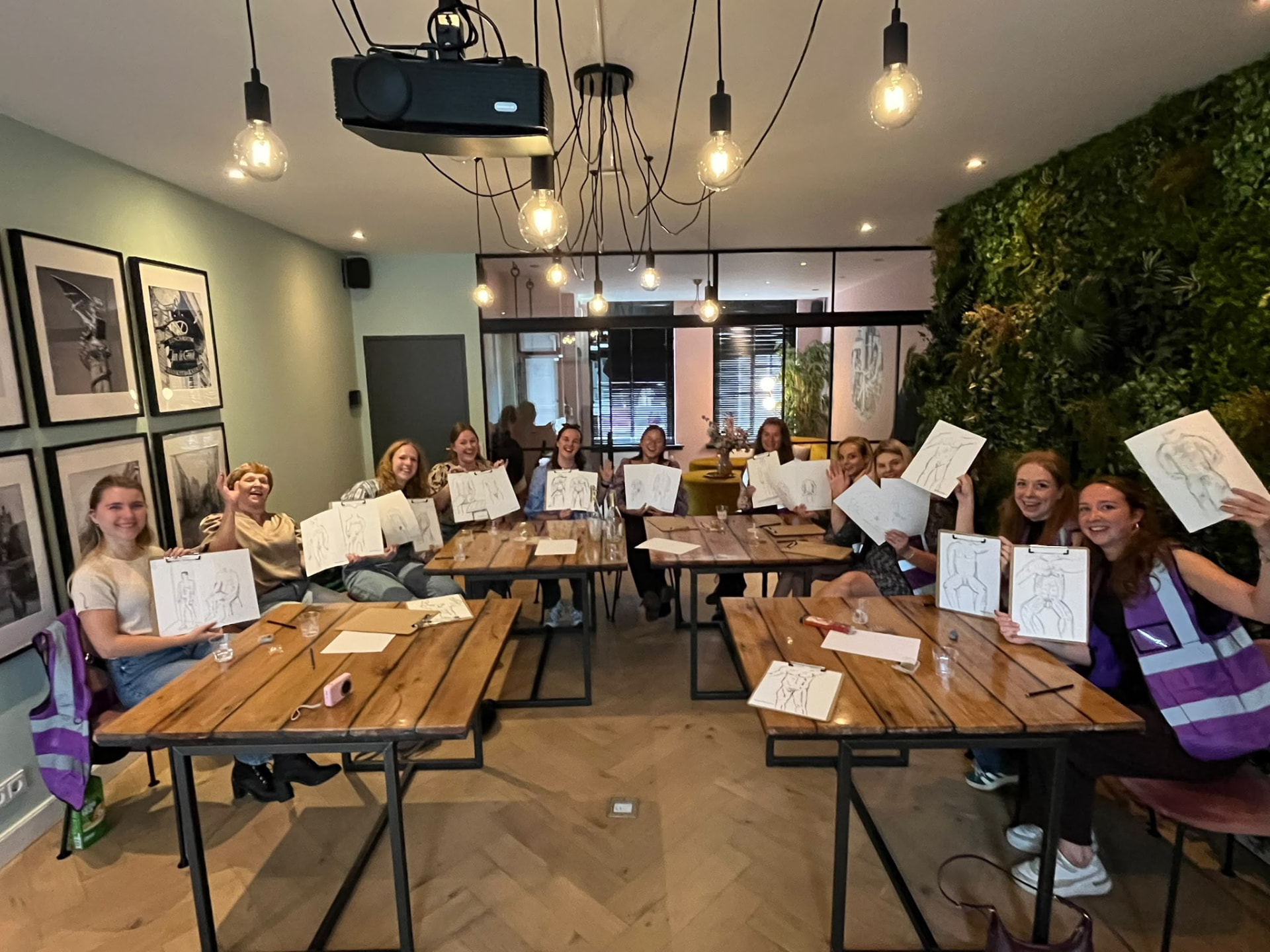 Deelnemers tonen trots hun tekeningen na de workshop van Naaktatelier Den Bosch